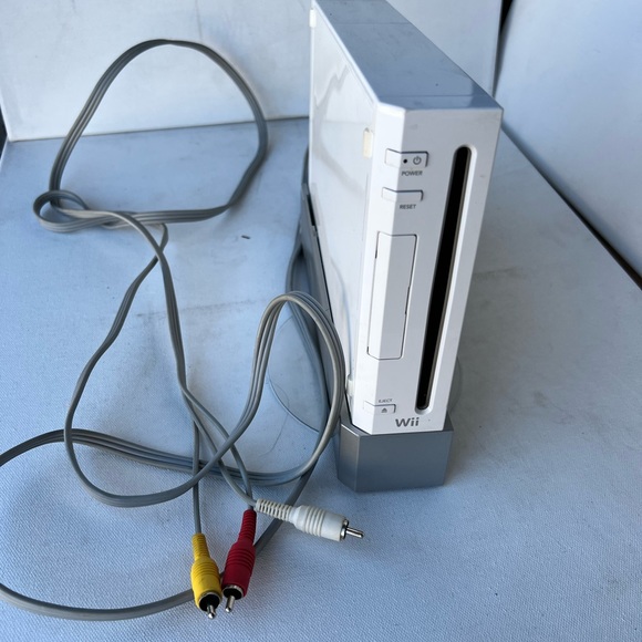 Nintendo Wii White - Picture 2 of 8